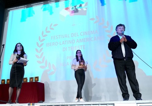 La Direzione del Festival chiama sul palco Alvaro Covacevich per il conferimento del Premio alla Carriera